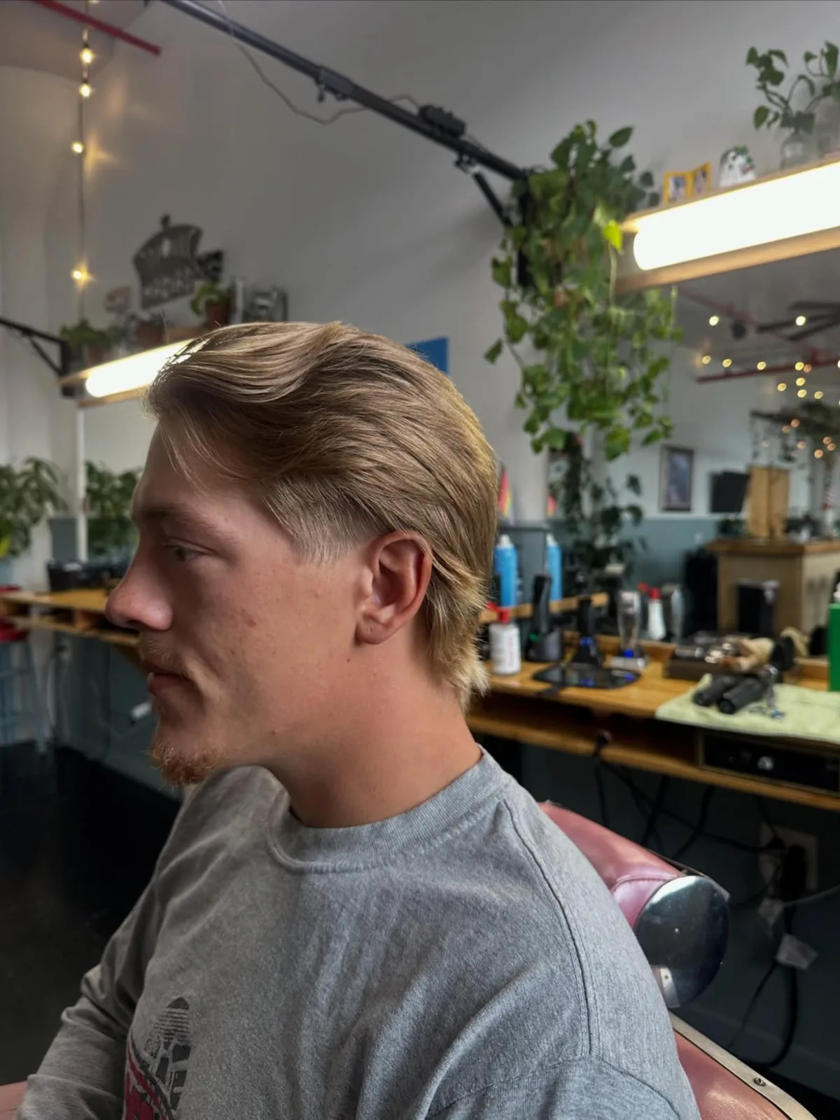Swept-back medium-length flow with a side part