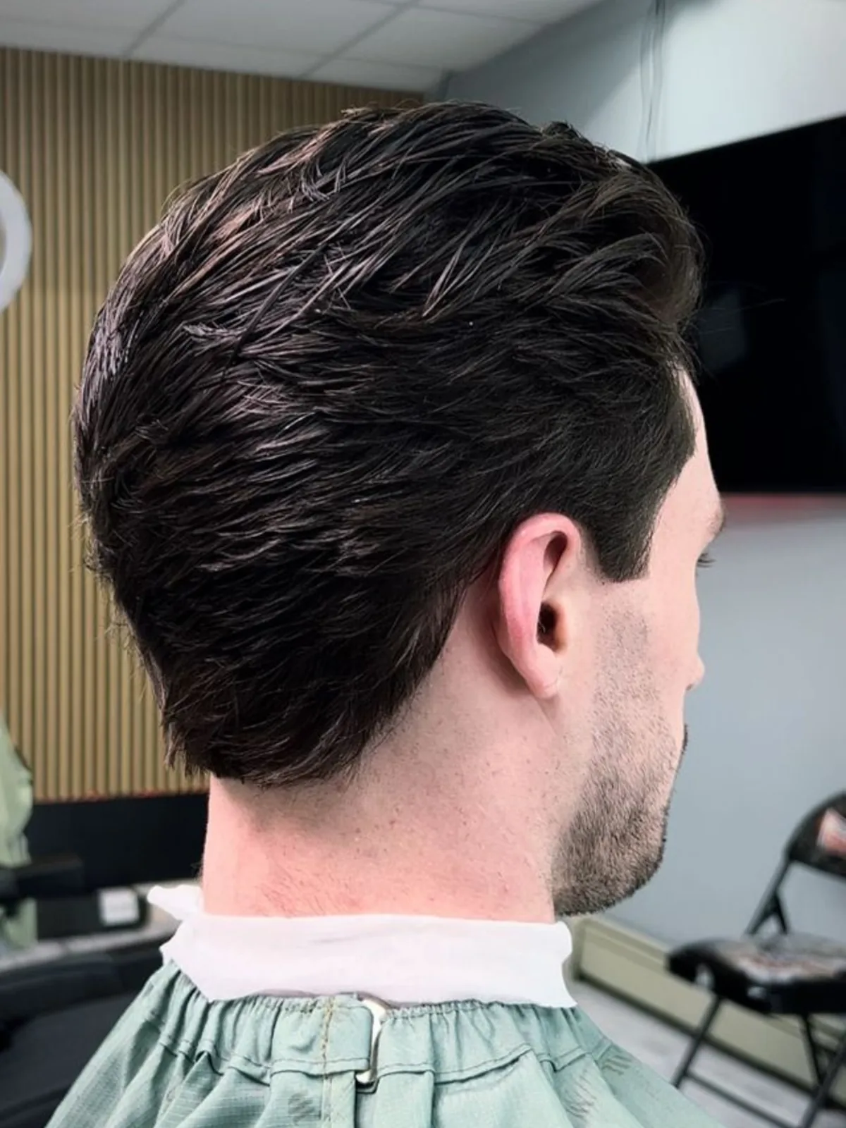 Swept-back medium-length flow with a tapered neckline